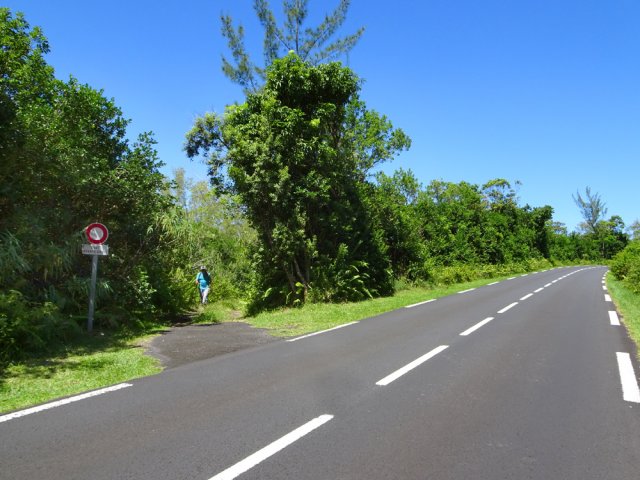 Emprunter la route en repartant sur la gauche