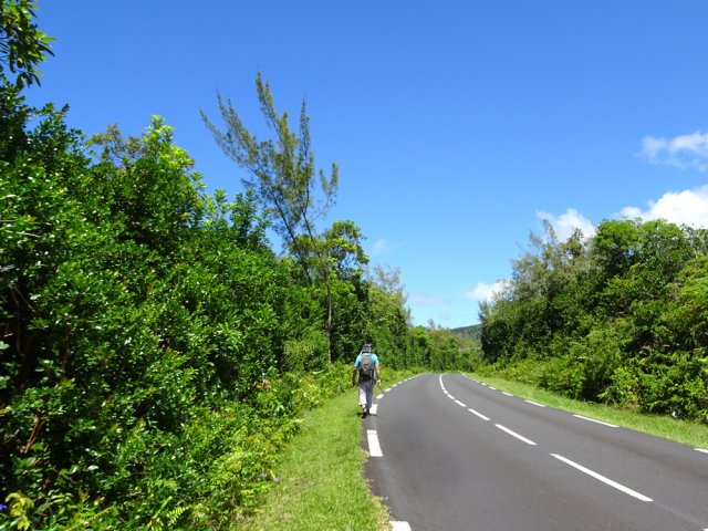 Portion de goudron inévitable mais bordée de verdure