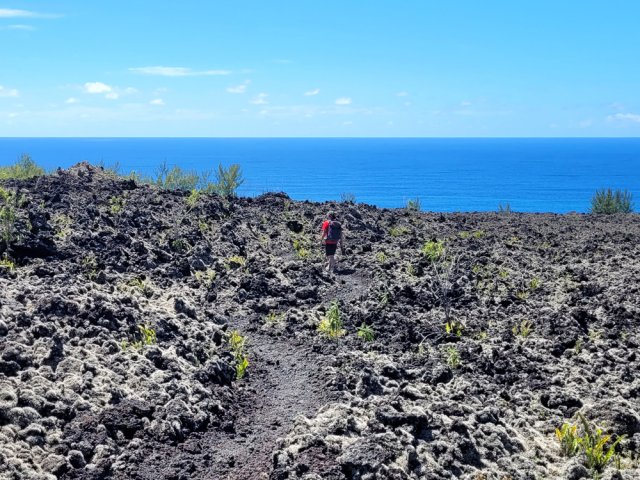 Le sentier ondule selon le relief et les écueils de lave
