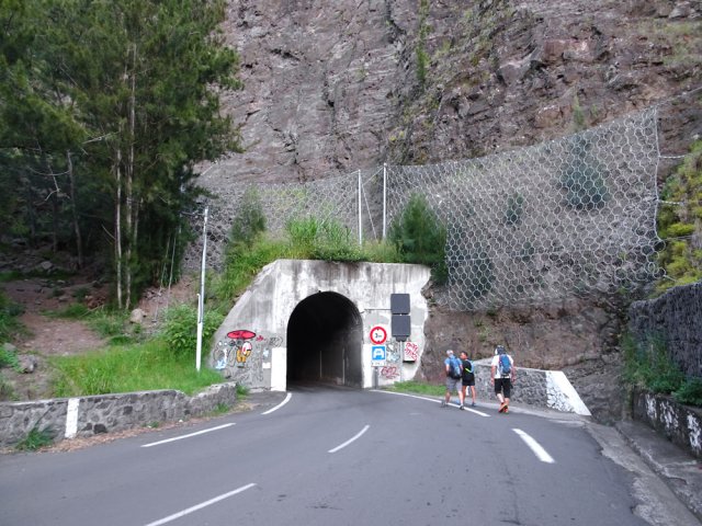 Début original de la randonnée par la traversée du tunnel de Peter Both