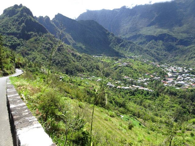 Malgré le goudron, la dernière montée est agréable avec de beaux paysages