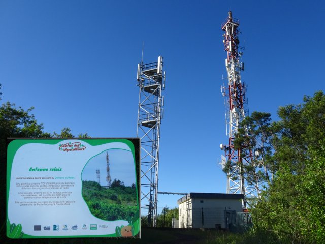 Les antennes dominant toute la région de Petite-Île