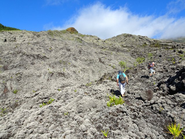 Après plus d'une heure de montée, on parvient au pied du piton