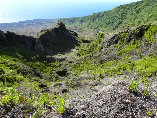 Il reste de profonds cratères dans le fond du cratère principal