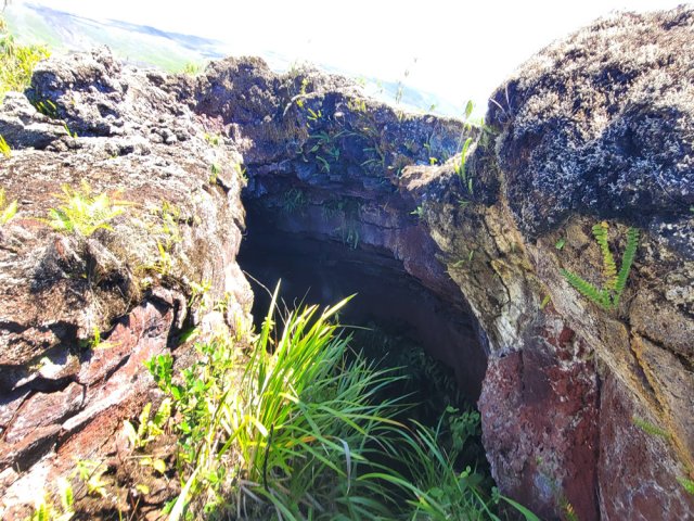 Énorme tunnel de lave effondré à deux pas des petits cratères