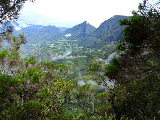 On domine Grand Îlet, le Cimendef et le Morne de Fourche