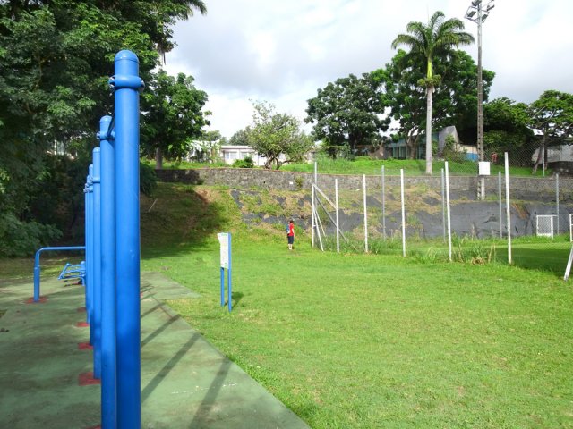 Contourner le stade près de la mairie annexe du Moufia