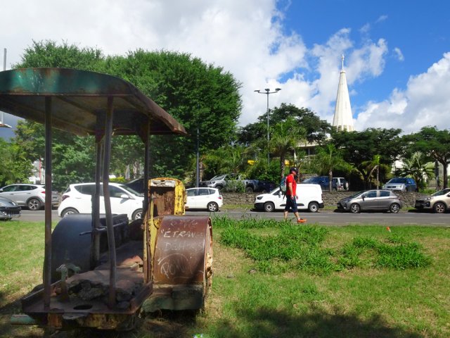 Retour vers l'océan en passant entre le rouleau compresseur et l'église du Chaudron