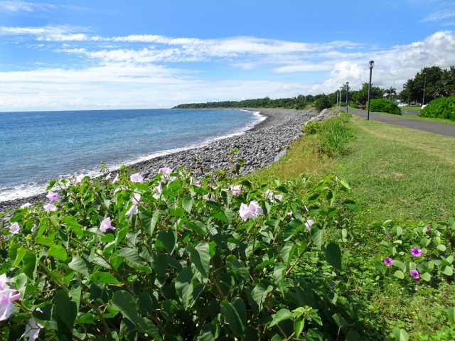 Le sentier se poursuit vers Sainte-Suzanne