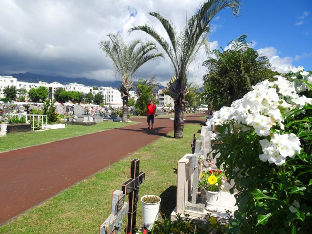 Traversée du cimetière de Sainte-Clotilde