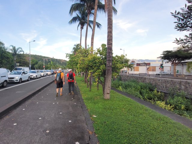 Longer tout d'abord le canal pour éviter la circulation