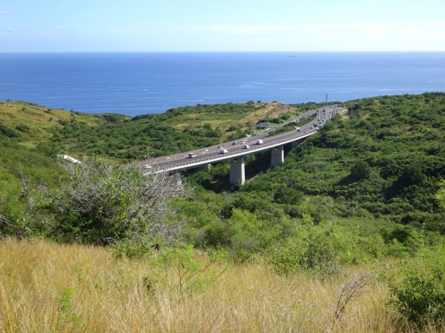 On s'élève pour passer au-dessus du tunnel de la Route des Tamarins