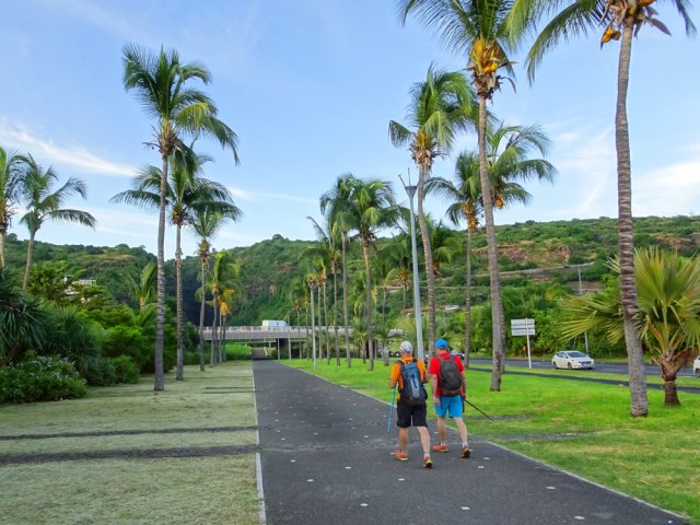Prendre l'esplanade vers le Canal d'en Travers et la route de Plateau Caillou
