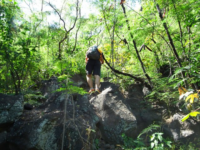 La partie aventure débute par une forte pente en hors sentier vers l'échelle
