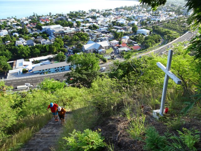 La pente est forte au chemin de croix sur de nombreuses marches d'escalier