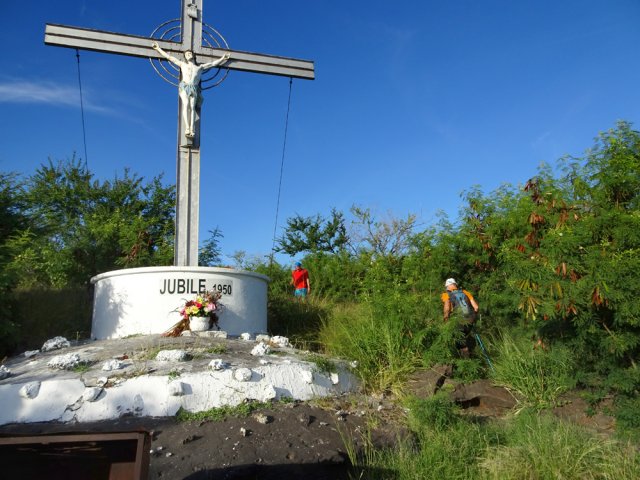 Contourner la grande croix par la droite puis prendre le sentier
