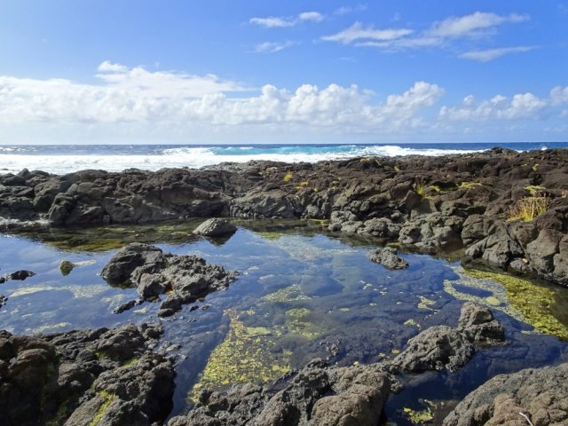 La visite du platier est aisée car la lave est usée par les vagues