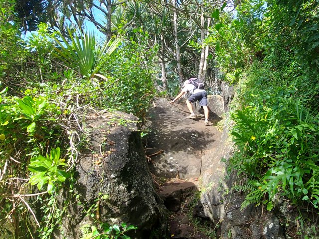 Un passage glissant par temps de pluie