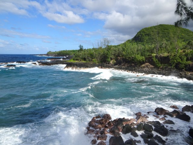 Nouvel arrêt pour admirer les vagues et le Piton Bellevue