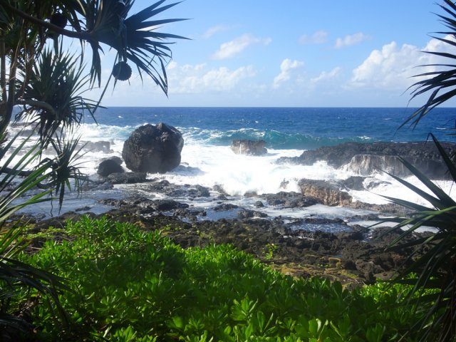 Un rocher isolé arrivé d'on ne sait où