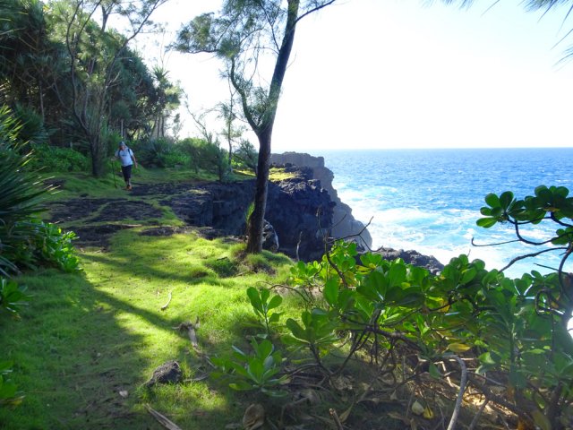 Pas de rambardes mais le passage est très large