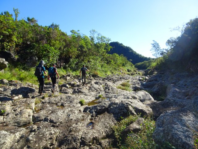Entamer la descente de la Ravine Sèche en marchant sur le basalte