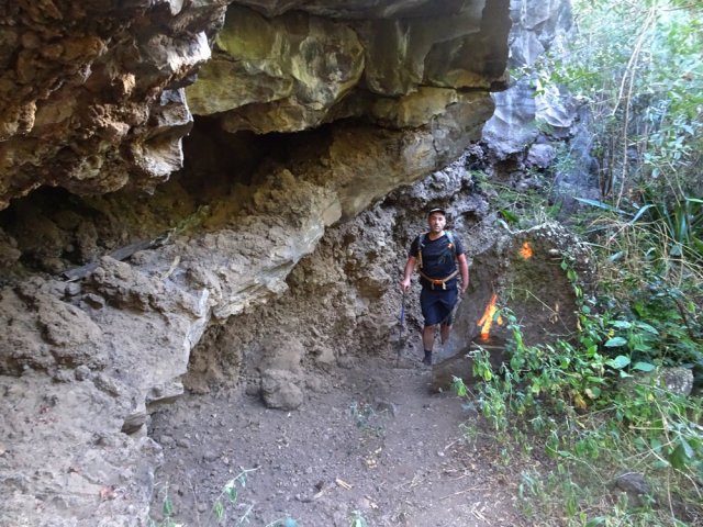 Après la ravine, le sentier longe une barre rocheuse