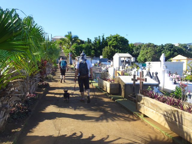 Les amateurs de cimetières peuvent rejoindre l'église en le traversant