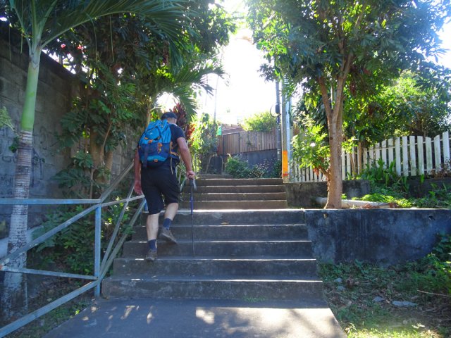 Prendre les escaliers, raccourcis vers la mairie, pour éviter les rues