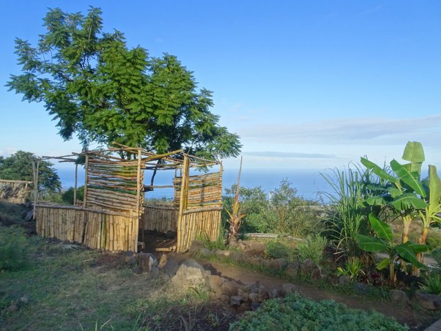 Quelques décorations en bambou sur l'aire du Tabac