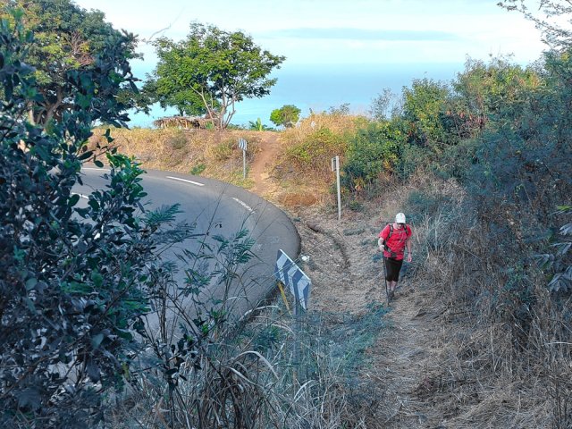Le sentier se poursuit à quelques pas de la route