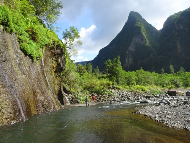 On profite longtemps des panoramas sur le Piton Bonnet d'Evêque