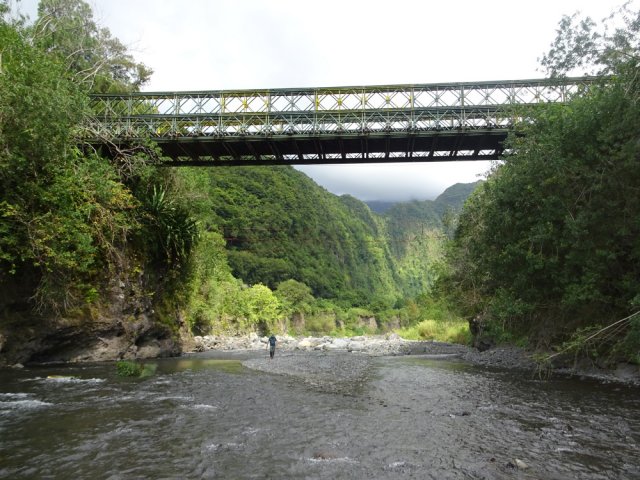 Passage sous le pont métallique de l'Îlet Payet