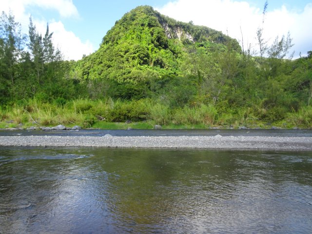 La rivière, très large, est presque plane aux alentours du confluent du Bras des Lianes