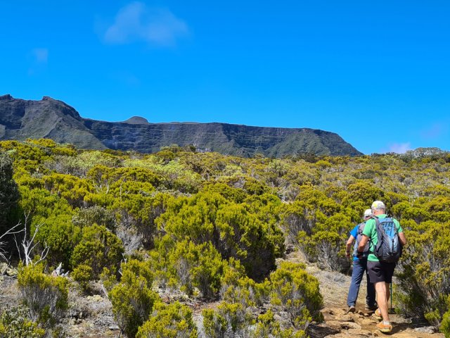 Le Morne Langevin occupe une grande partie de l'horizon