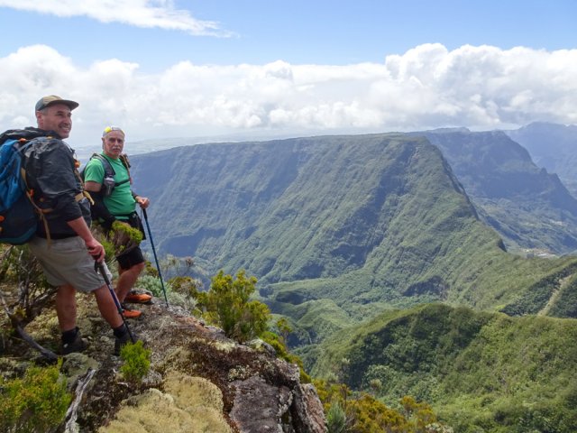 Arrivée au rocher plat pour un sublime point de vue sur le Piton Plaine des Fougères