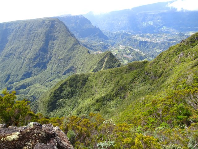 Le Piton Bénoune semble très proche