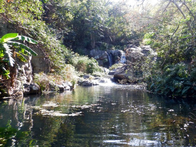 La petite cascade alimentant le bassin de recueil des eaux à l'époque