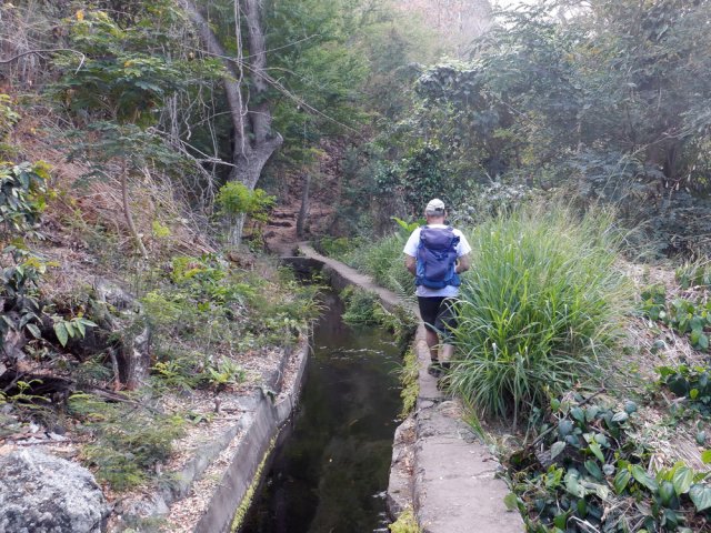 Longer les canaux pour remonter la ravine