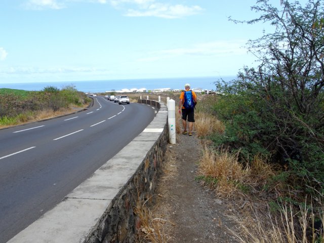 600 m à longer la route sur un sentier de l'autre côté du muret