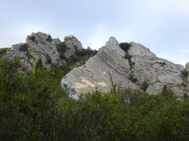 Le gros rocher domine toute la région