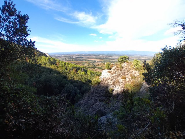 On contourne par la gauche une haute falaise calcaire