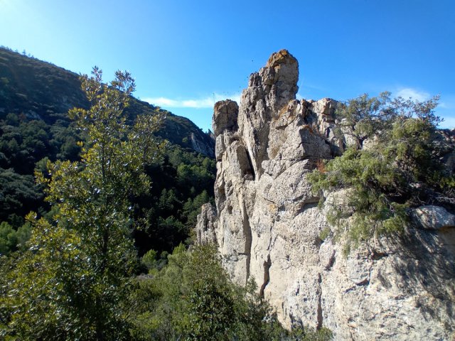 On devine au loin le plus grand rocher du début de boucle