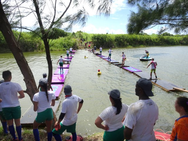 Nouvelle traversée de l'étang sur blocs flottants