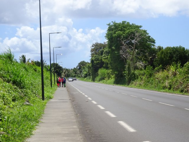 Moins de 500 m de bord de route à saluer les automobilistes