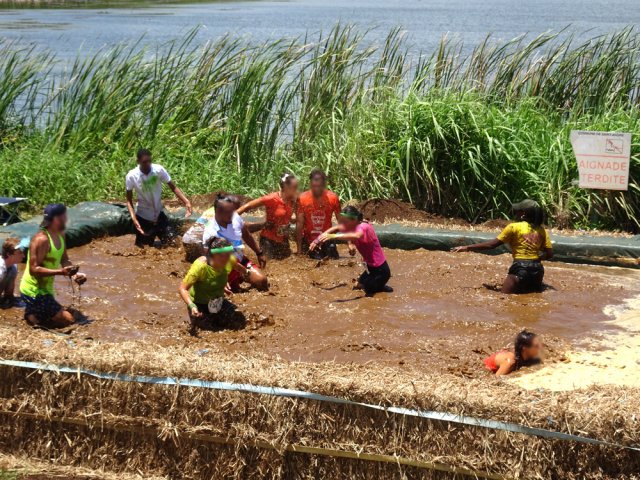 Aucun concurrent ne sort propre de cette piscine de boue