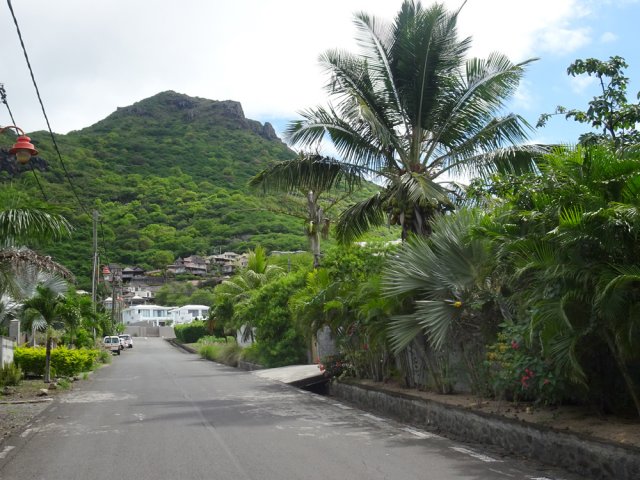La rue du Corps de Garde avec de belles vues sur la Tourelle du Tamarin