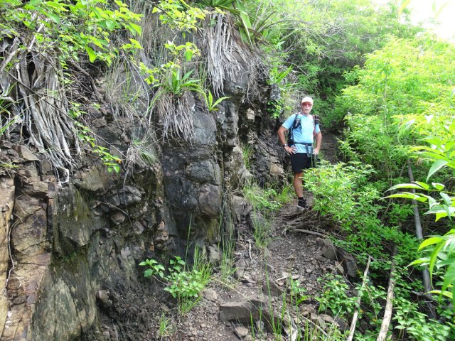 Le sentier frôle une première barre rocheuse