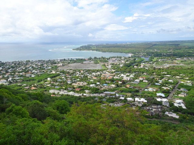 Large vue sur la ville et la saline de Tamarin