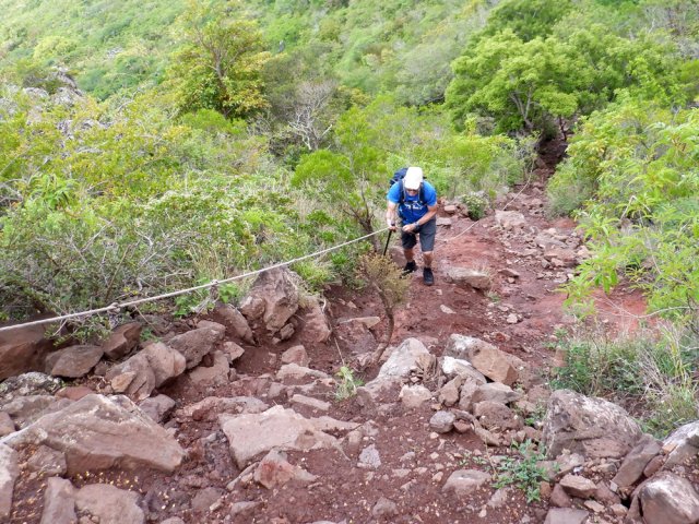Une des cordes particulièrement longue permet de franchir un nouveau pierrier